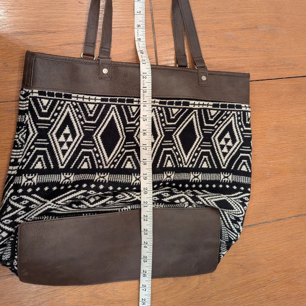 Elegant Black and White Geometric Tote - Picture 4 of 8